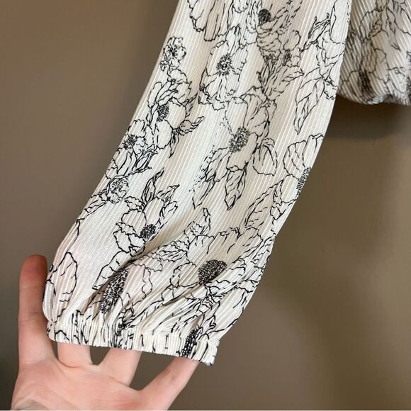 ✨ ASTR The Label Pleated Floral Faux Wrap Blouse White Black Medium - Picture 7 of 13